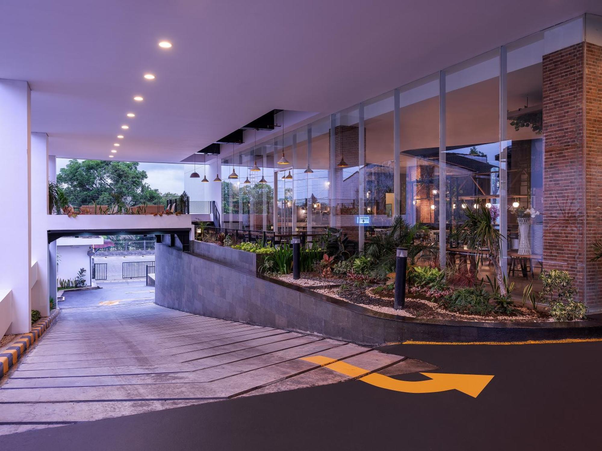 Luminor Hotel Purwokerto By Wh Exteriör bild